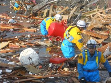 東日本大震災の被災地において救出救助活動中の広域緊急援助隊
